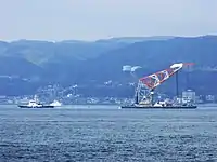 明石海峡でタグボートに曳航される