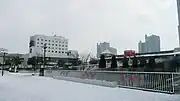 駅ビル2階出口より北側へ