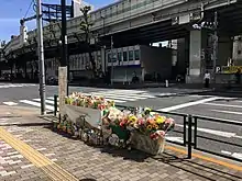 2019年の東池袋の交通事故の犠牲者に供えられた花と飲料。