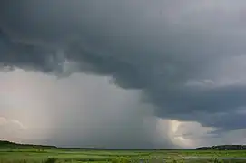 平原での灰色の降水雲