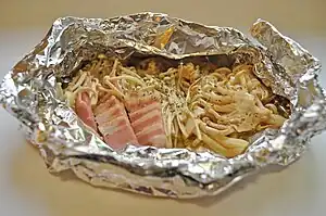 調理に利用した例。きのことベーコンのフォイル焼き。