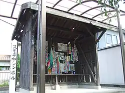機銃掃射を受けた待合室。駅西口前にある筑紫コミュニティセンター横で屋内保存されている。毎年8月8日には慰霊式が行われる。