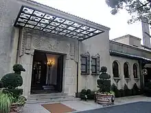 小笠原伯爵家の邸宅だった洋館。クリーム色の外壁とエメラルドグリーンのスペイン瓦、窓には鉄格子の飾りがあり、中庭を囲むロの字型の平面図になっているというスパニッシュ様式の洋館。スパニッシュ様式は昭和初期に流行した。現在はスペイン料理店「小笠原伯爵邸」となっている。(東京都新宿区河田町)