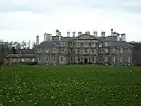 ダルキース・パレス(英語版)、国王ジョージ4世が滞在したこともある。現在も公爵家の所有だが、一族は居住していないという。