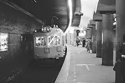 京王線側にあった頃の初台駅は18m級6両編成対応、京王新線側にホームを移設する前日まで各停のみ停車する駅であった。今でも通過する車中から見ることが可能。(1978年10月撮影、移設前日)