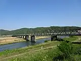 川辺橋(2023年5月10日撮影)中央の橋脚が傾いている。
