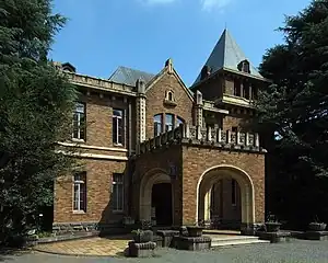 前田侯爵邸だった洋館。現駒場公園(東京都目黒区駒場)。壮麗なイギリス・チューダー様式の邸宅で昭和初期に完成した時には「東洋一の洋館」と呼ばれていた。重要文化財。