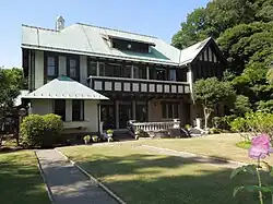華頂侯爵家の邸宅だったハーフティンバー様式の洋館(神奈川県鎌倉市浄明寺)。昭和4年に華頂博信侯爵が建設した。華頂侯爵家の由来が華頂宮家にあることから一般に「旧華頂宮邸」と呼ばれる。ドラマ等のロケ地として有名。登録有形文化財。