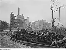 ドレスデンの仮設スクラップ置き場のある廃墟となった住宅地。（1945年）