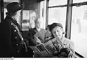 戦後初期の電車の車内(1950年撮影)