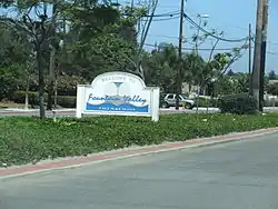 ワーナーアベニュー沿いにあるファウンテンバレーの看板