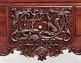 ハイチェストのレリーフとして彫られた『狐と葡萄』/木工家具作家 Martin Jugiez の手になる1765-1775年間の作。フィラデルフィア美術館所蔵。