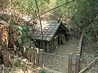 尊久老稲荷神社のきつね穴竹駒神社へと続くという伝承がある