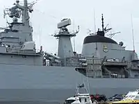 モッドフラッグ改装後の側面武装。艦橋側面部の砲塔がシー・トリニティMk.3 40mmCIWS、艦橋構造物とレーダーマストの間にある円筒形チューブはMM40 エグゾセの発射機。