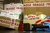 「FRAGILE」と書かれたテープ