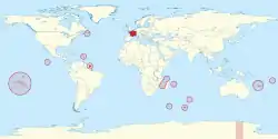 フランス共和国の領土（赤）海外領土（丸で囲まれた地域）領有を主張している地域（テール・アデリー；網掛けの地域）
