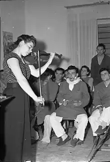 フランセス・マグネス, 1949