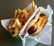 フライドポテトを添えたフランチージー。チーズは上からかける形。