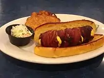 フランチージー。サイドはコールスローとポテトパンケーキ。