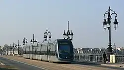 ガロンヌ川の橋を渡るトラム