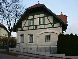 メートリング郡ペルヒトルツドルフ(死没地)に所在するシュミットの邸宅。正面上部に記念プレートがはめ込まれている