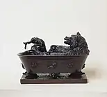 浴槽のクマにペディキュアを塗るサル