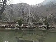 放生池の観音