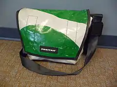 メッセンジャーバッグ(自転車やオートバイに乗る時に便利)