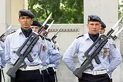 負い革を使ってFA-MASを斜めに保持(控え銃)するフランス空軍兵士