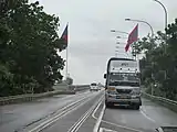 中央に線路が通る。