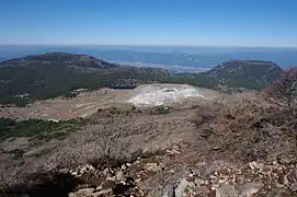 周辺環境、おおよそえびの高原に相当する地域の風景左が白鳥山火山で右が甑岳火山