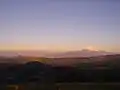初日の出を背に富士山を望む。