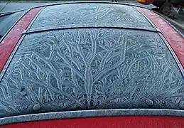 車の窓についた窓霜
