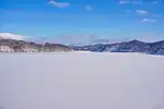 氷結した御所湖（2023年2月）