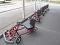 足踏み式ゴーカートを使用して道路を走る