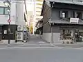 札の辻、旧甲州街道(左右)と旧鎌倉街道の交差。東京都府中市宮西町。川越道起点であった。
