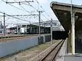 1番線ホームから2・3番線ホームを見上げる。