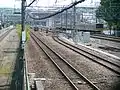 左から南武線上り、武蔵野線上り本線、上り旅客線（奧に引き上げ線）、下り旅客線、下り本線、南武線下り。