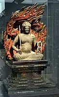 シヴァは仏教の神として取り入れられ、あるいは融合している。左: 日本の大黒天はシヴァと大国主が融合した神格である。右: 不動明王は恐ろしい姿で適応したシヴァである。