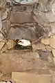 玄室（羨道方向）下に箱式石棺。