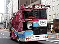 フジテレビの移動中継車（車種：いすゞ・フォワード）、マラソン中継用に車体カメラとアナウンサーブースが見える