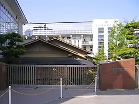 富士学苑高等学校。現在境内の大半は学校法人月江寺学園の敷地として使われている。