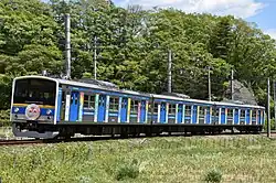 富士急行6000系電車によるコラボ電車と富士急バスのラッピング車両