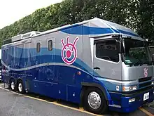 目ん玉マークが付けられたフジテレビジョンの中継車