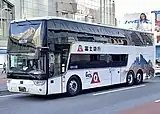 フジエクスプレス初のダブルデッカー車となるバンホール・アストロメガ