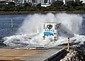 お台場海浜公園に設置されたスロープから東京湾へダイブするT1700号車