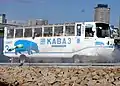 スロープに取り付けられた洗浄機で海水を洗い落とすT1700号車