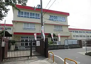 藤井寺市立道明寺南小学校(風美が勤務する小学校。イワン(路花)のことをクラスの児童から聞き取る場面など。)