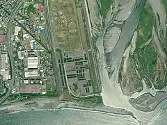 富士川滑空場の空中写真(2017年撮影)国土交通省 国土地理院 地図・空中写真閲覧サービスの空中写真を基に作成
