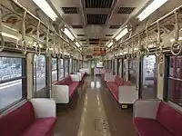 ロングシートの1000形車内
